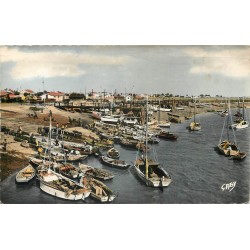 85 L'AIGUILLON-SUR-MER. Arrivée des Boucholeurs dans le Port 1957