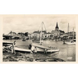 85 SAINT-GILLES-SUR-VIE. Réfection d'une barque de Pêcheurs dans le Port