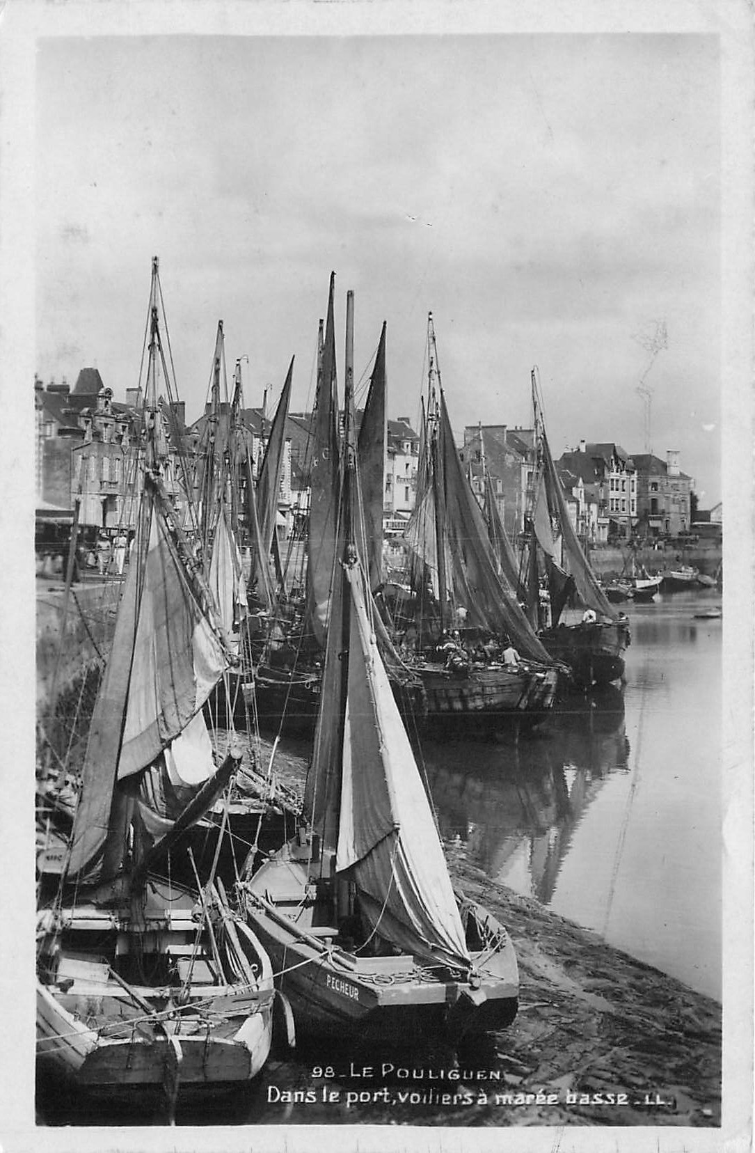 44 LE POULIGUEN. Voiliers de Pêcheurs dans le Port