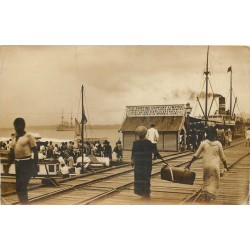 Photo cpa FIDJI. Fiji Shipping Company Limited 1916 départ d'un bateau en gare maritime