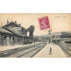 76 AUMALE. La Gare avec ses Porteurs 1927