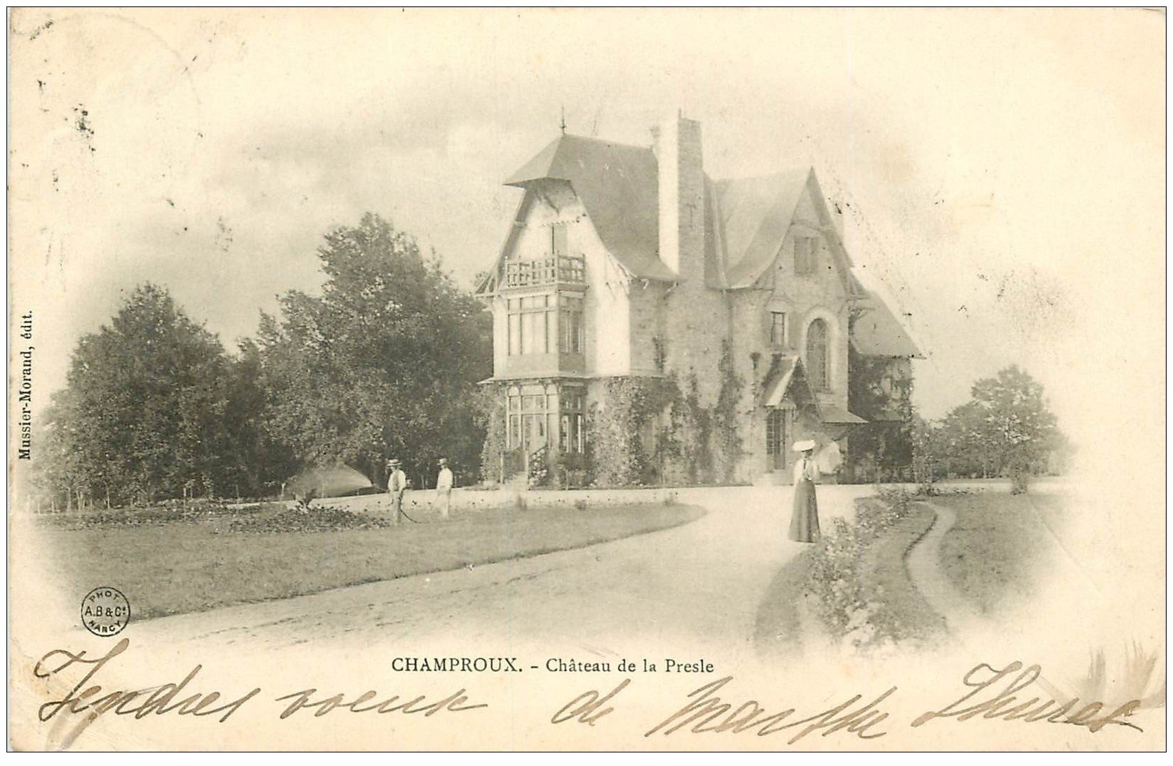 carte postale ancienne 03 CHAMPROUX. Château de la Presle 1903. Jardiniers (léger pli coin)...