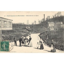 76 SAINT-LAURENT DE BREVEDENT. Descente de la Gare animée 1911