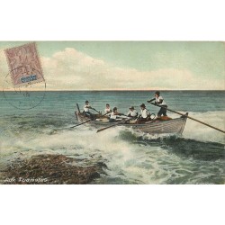 TAHITI. Aux Tuamotus Pêcheurs à la rame 1914