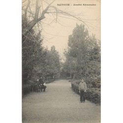 Géorgie BATOUM. Jeu cerceau au Jardin Alexandre vers 1900