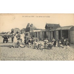 14 LION-SUR-MER. Animation devant les Cabines sur la Plage 1930