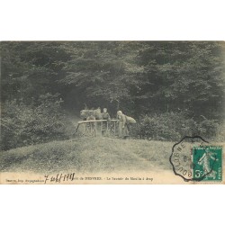 62 Forêt de DESVRES. Le Sautoir du Moulin à drap avec Porteuses de bois 1911