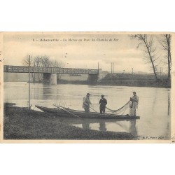 94 ADAMVILLE. Pêcheurs au filet à la Marne Pont du Chemin de Fer 1913