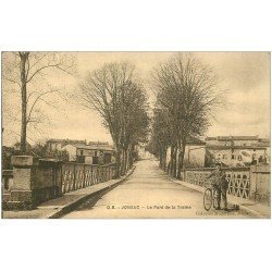 carte postale ancienne 17 JONZAC. Cycliste sur le Pont de la Traine 1934