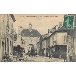 03 AINAY-LE-CHATEAU. Café de la Poste Porte de l'Horloge et Rue 1910