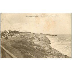 carte postale ancienne 17 LA GRANDE COTE. Arrivée du Tram 1916 (pli transversal)...