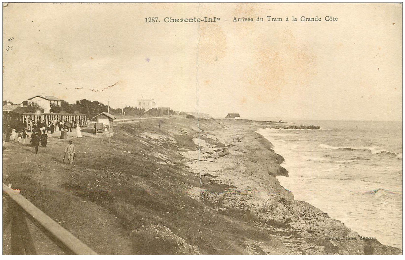 carte postale ancienne 17 LA GRANDE COTE. Arrivée du Tram 1916 (pli transversal)...