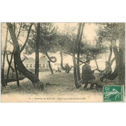 carte postale ancienne 17 LA GRANDE COTE. La Forêt 1908. Personnage lisant son journal