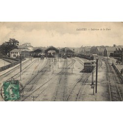 17 SAINTES. Trains à l'intérieur de la Gare 1914