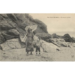 Métiers PÊCHE. Pêcheuse de Crevettes et son enfant