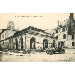 37 BOURGUEIL. Voiture décapotable et Coiffeur devant les Halles