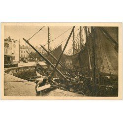 carte postale ancienne 17 LA ROCHELLE. Embarquement de la glace préparatifs de départ des Pêcheurs