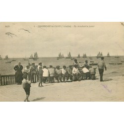 14 GRANDCAMP LES BAINS. Pêcheurs assis en attendant le jusant 1921