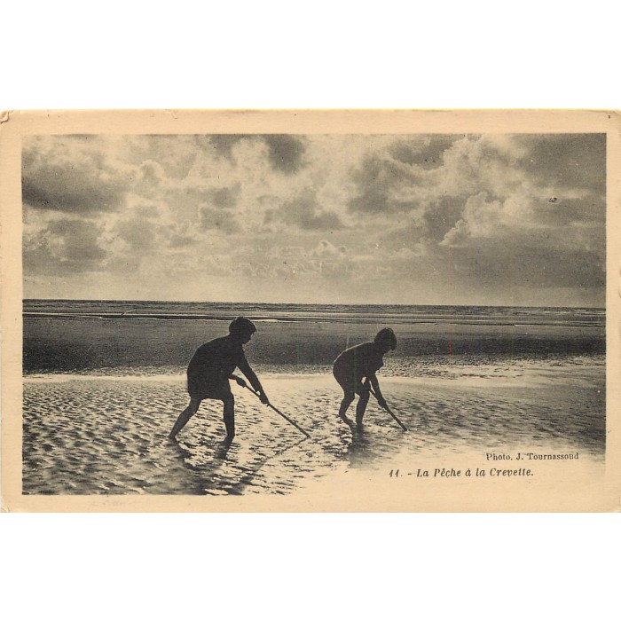 PECHEURS ET METIERS DE LA MER. La Pêche aux Crevettes vers 1905