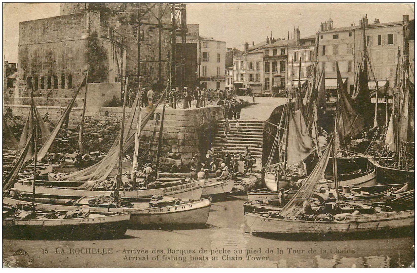 17 LA ROCHELLE. Le Port. Arrivée des Barques de pêche Tour ...