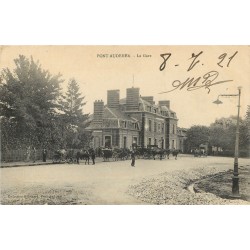 27 PONT-AUDEMER. Nombreux attelages taxis devant la Gare 1921