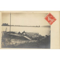 27 PONT-AUDEMER. La traversée de moutons sur une barge 1910