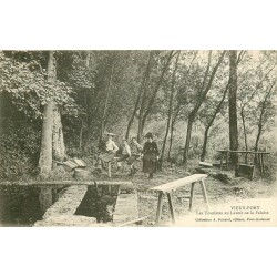 27 VIEUX-PORT. Les Touristes au Lavoir de la Falaise vers 1900