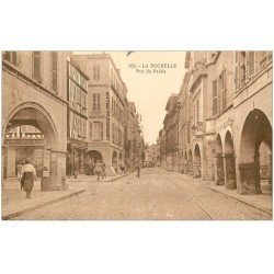 carte postale ancienne 17 LA ROCHELLE. Rue du Palais 1926. Librairie et panneau de Cartes Postales