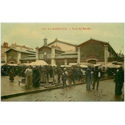 17 LA ROCHELLE. Superbe Place du Marché. Vendeuse de citrouilles