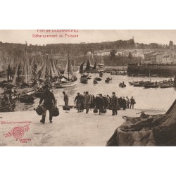 29 DOUARNENEZ. Débarquement du Poisson par des Sardiniers