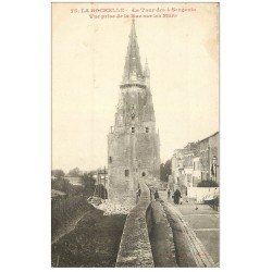 carte postale ancienne 17 LA ROCHELLE. Tour des 4 Sergents Rue sur les Murs 1907