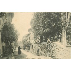 26 MEYMANS. Le Village avec son Curé 1908