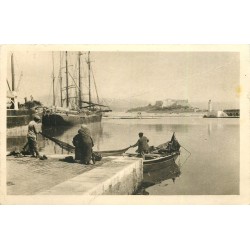 06 ANTIBES. Pêcheurs et leur filet de pêche, Port et Fort Carré 1950