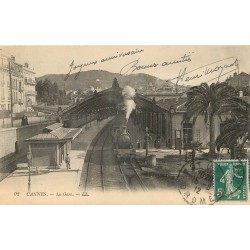 06 CANNES. Train locomotive en Gare 1912