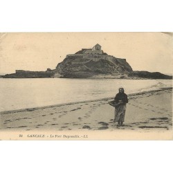 35 CANCALE. Le Fort Duguesclin et pêcheuses de coques