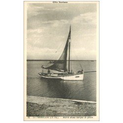 carte postale ancienne 17 LA TREMBLADE. Entrée d'une Barque de Pêche