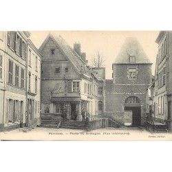 80 PERONNE. Porte de Bretagne animation devant le Café 1905