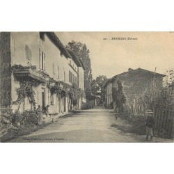 26 MEYMANS. Villageoises devant la Boucherie 1910