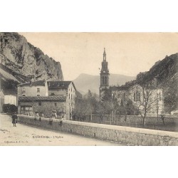 26 BARBIERES. Enfants sur le muret et l'Eglise 1904