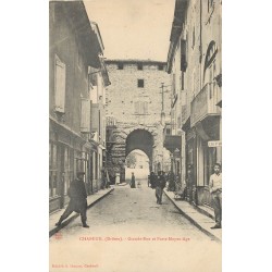 26 CHABEUIL. Tabac Coiffeur Grande Rue et Porte Moyen-Age bien animée 1907