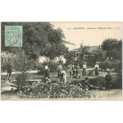 carte postale ancienne 17 MARANS. Jardin de l'Hôtel de Ville 1906 avec Jardinier