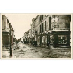 17 MARANS. Rue d'Aligre coin Gambetta. Bijouterie et voiture ancienne devant Pompe à Essence manuelle. Carte Photo