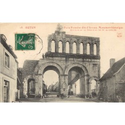 71 AUTUN. Porte Romaine dite d'Arroux animation 1913