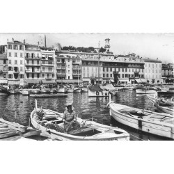 06 CANNES. Le Quai Saint-Pierre avec Pêcheur dans sa Barque 1964