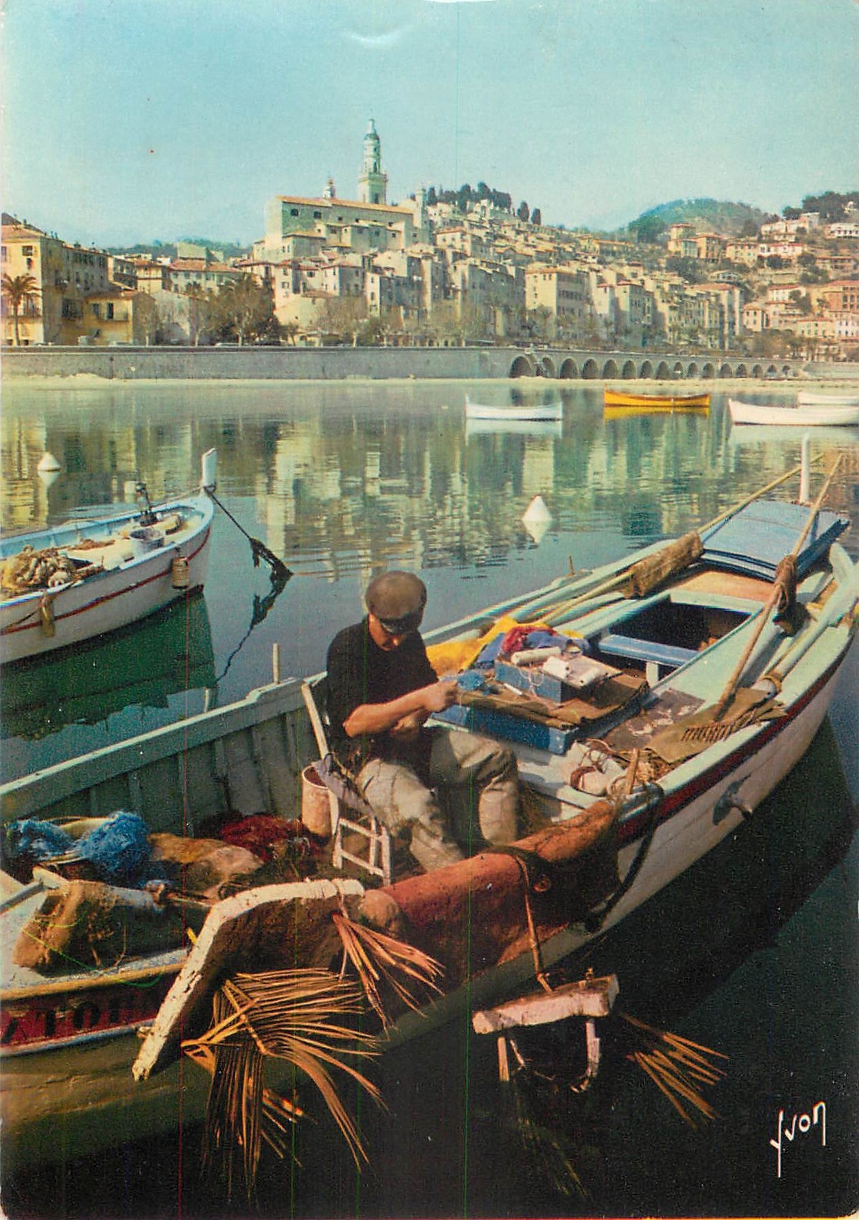 06 MENTON. Pêcheur dans sa barque 1967