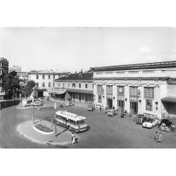 26 VALENCE-SUR-RHONE. La Gare et la Place avec car et voitures