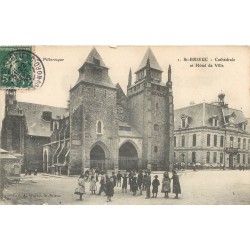 22 SAINT-BRIEUC. Cathédrale et animation Hôtel de Ville 1907