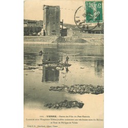 38 VIENNE. Pêcheurs sur les restes des Piles du Pont Romain 1910