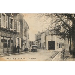 17 COURCON D'AUNIS. Tacot devant Grand café du Commerce Rue de Benon