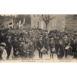 87 SAINT-JUNIEN. Ostensions. Formation du cortège chez le Président